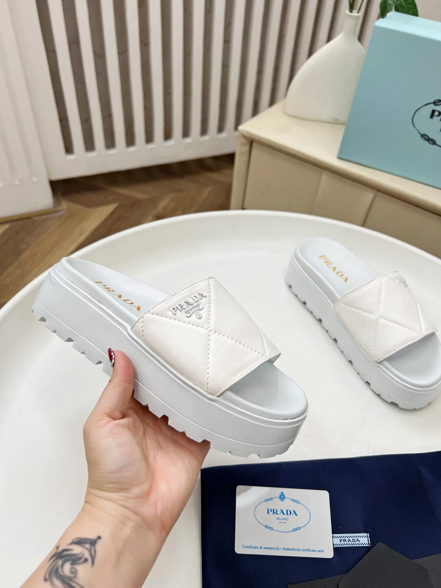 👟👟Ex-factory price 440👟👟 Prada/Prada 25ss summer new couple's beach thick-soled Birkenstock sandals. This shoe style is really a classic design that will not go out of style and is in line with everyone's current pursuit of comfortable and healthy wearing concepts. It is regarded by many domestic and foreign celebrities and fashionistas as an important choice for daily slippers. ✔Upper: imported super soft sheepskin ✔Inner lining: imported sheepskin ✔Hardware: Original molded split hardware ✔Outsole: Ultra-light, wear-resistant and non-slip foam sole ✔Number of yards: 35~40 (custom-made 40 pieces are non-refundable)